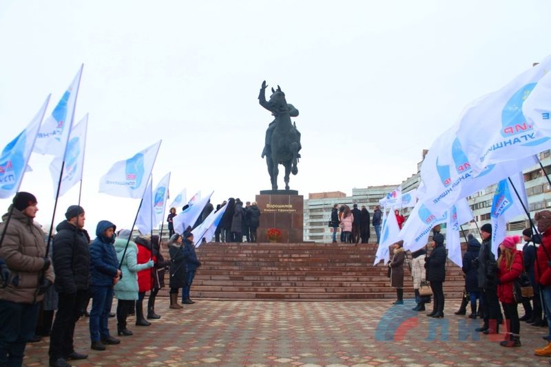 Памятник Клименту Ворошилову Луганск. Известные луганчане. Луганск ЛНР Ворошилов фото. Луганск Ворошилов с российскими флагами.