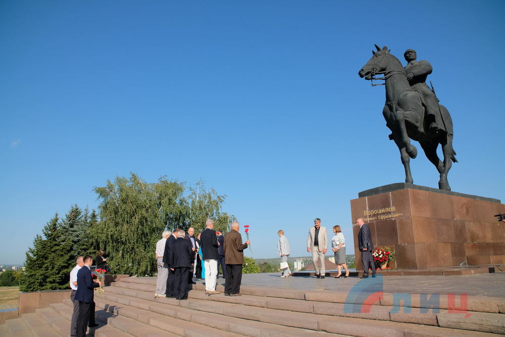 Гонец луганск. Памятник Ворошилову в Луганске. Донецк памятник Ворошилову. Памятник Ворошилову в Луганске снесли?. Памятник Ворошилову в Луганске фото.