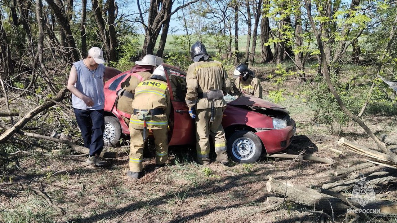 В Ровеньках спасатели помогли достать из авто, поврежденного в ДТП, двух  человек » Новости ЛНР, Луганска, статьи, мнения