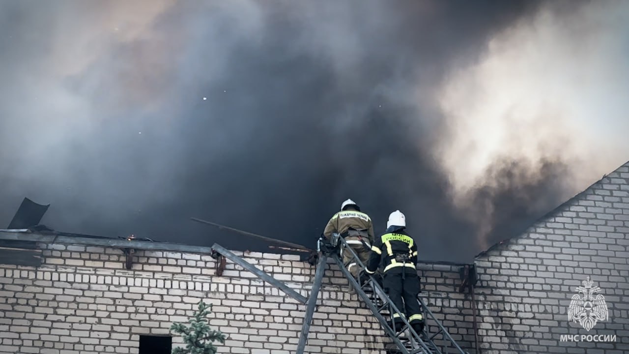 МЧС полностью ликвидировали пожар на месте обстрела Луганска | 20.05.2024 |  Луганск - БезФормата